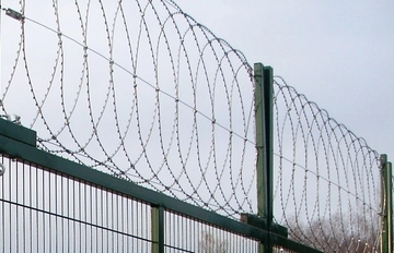 Плоский барьер безопасности из армированной колючей ленты: бухта 900мм витков в п.м. 4,4, 8 клепок ГОСТ 3282-74 (10м) GL 85735